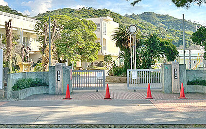 名護市立東江小学校 530m