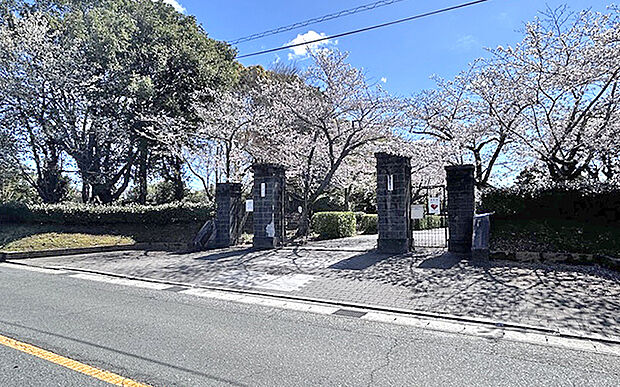 豊橋市立青陵中学校（約1,820m）