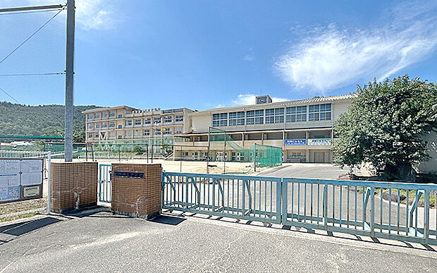 市立済美中学校(約1,100m)