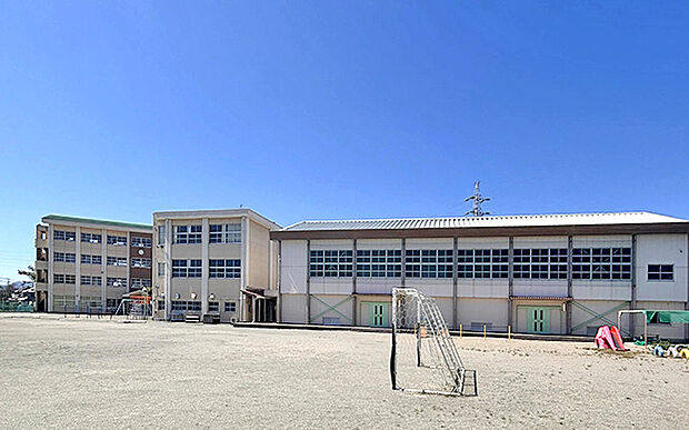 松阪市立港小学校(約720m)