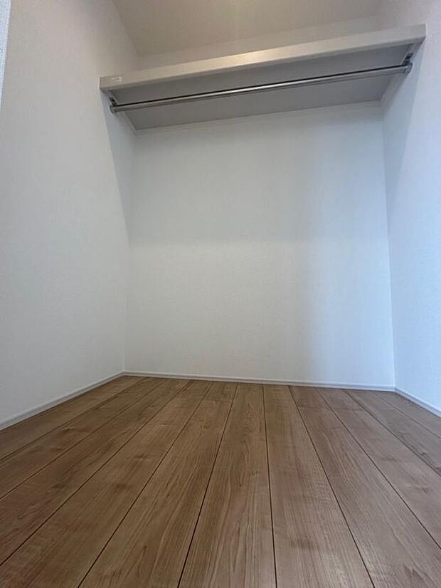 7.5帖洋室に付いたウォークインクローゼット。服も選びやすい奥行ある収納空間。