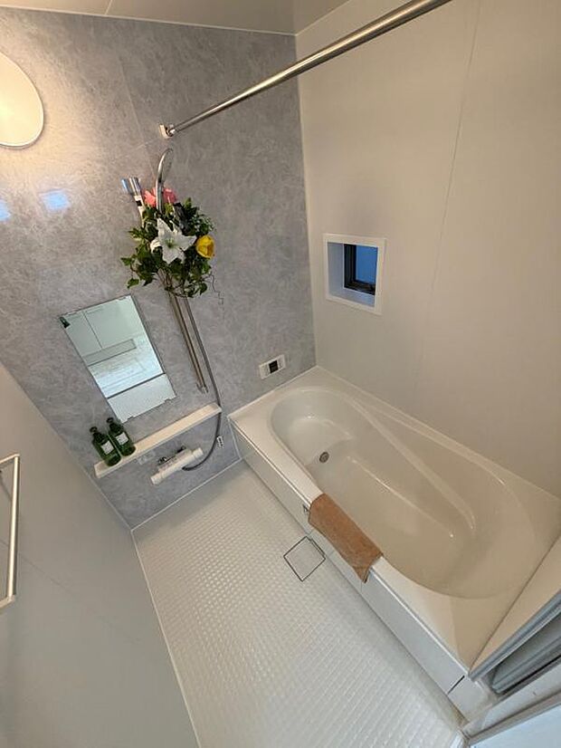 B号棟 足を伸ばしてゆったりと浸かれる浴室です。窓もがあり換気もできます。