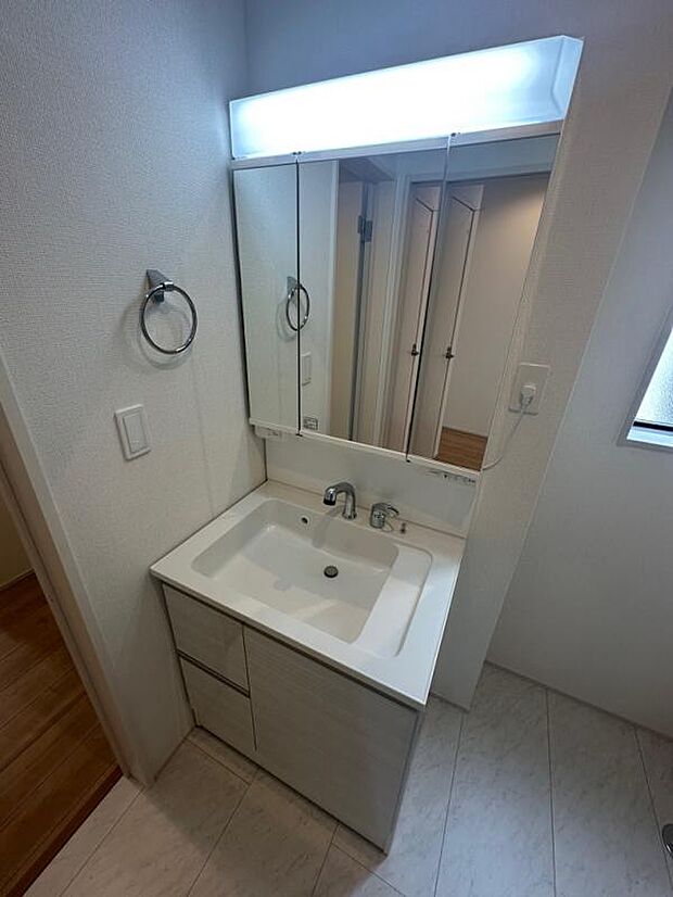 【洗面台】コンタクト等ちょっと置いておきたいを叶えるサイドスペースのある洗面化粧台。