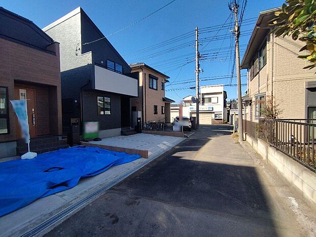 【前面道路】前面道路は突き当りで車が通れなくなっているので、交通量少なく安心です。