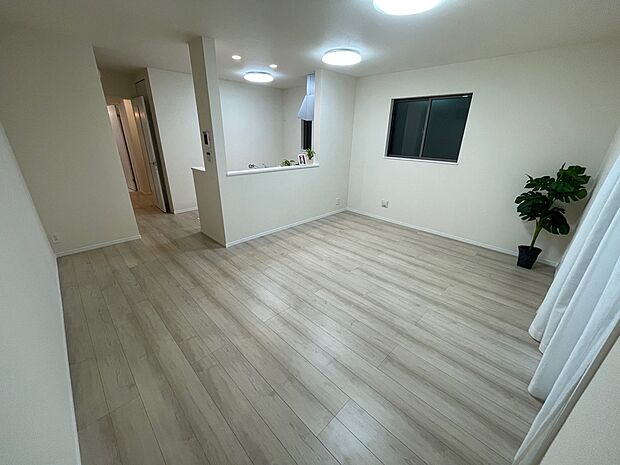 【（A号棟）リビング】（A号棟） 15帖の広々リビングです。ソファやテーブルも難なく置ける、広々とした空間です。