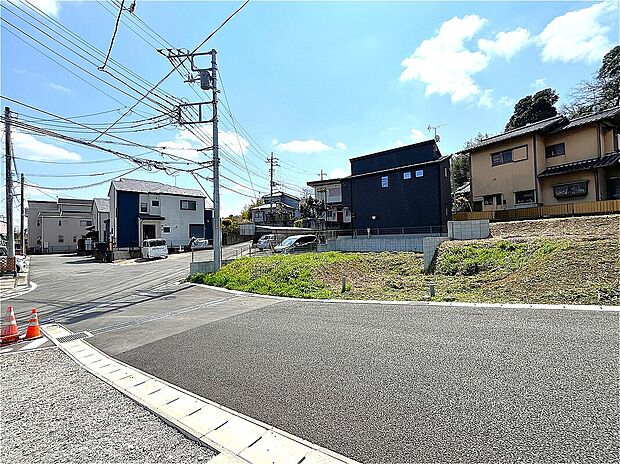 【現地】周囲には落ち着いた住宅街が広がり、小さなお子様がいるご家庭にも安心のロケーションです。