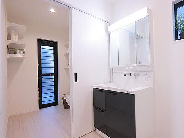 ◆朝の身支度もばっちりな三面鏡♪
ミラー裏に歯ブラシや化粧品等をスッキリ収納頂けます。隣には2帖のランドリースペースも完備♪勝手口からはお庭にもアクセスできます!