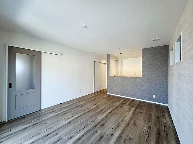 ◆ダイニングとリビングがゆるやかにつながるLDK。家族の気配を感じながら、自然と会話が生まれる空間です♪(1号棟)