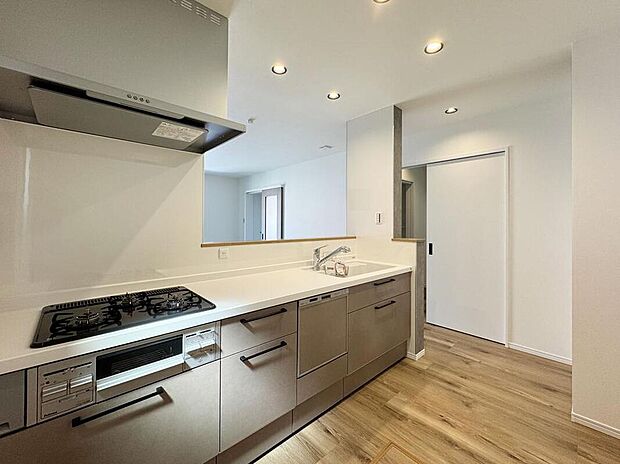 ◆シックで高級感のあるシステムキッチン
家族とのコミュニケーションを取りながらお料理が楽しめる人気の対面キッチン!(1号棟)