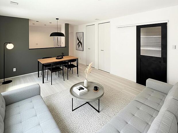 16帖あるLDKで、大きなテレビも置きやすく、キッチンにいても家族とコミュニケーションが取りやすい間取りとなっています。※家具配置イメージ写真