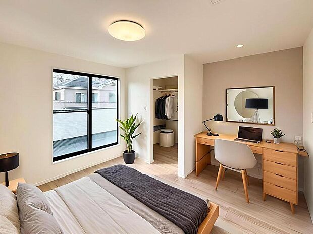 ◆日当たりの良い主寝室はWICとカウンターテーブル付き!
(1号棟)