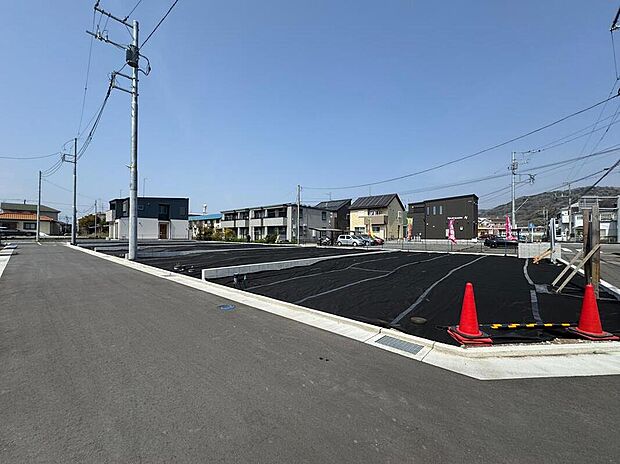 【前面道路含む現地写真】きれいに整えられた区画が並ぶ安心の分譲地。落ち着いた街並みで、心地よい毎日が描けます。現地(2025年6月)撮影