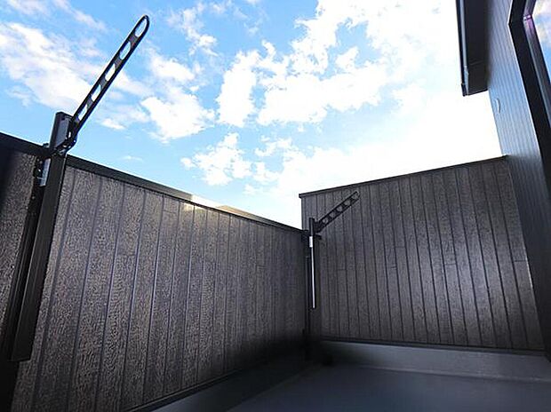 【バルコニー】◆日当たりの良い広々バルコニー
晴れた日には、お布団も干すのに最適です。(5号棟)