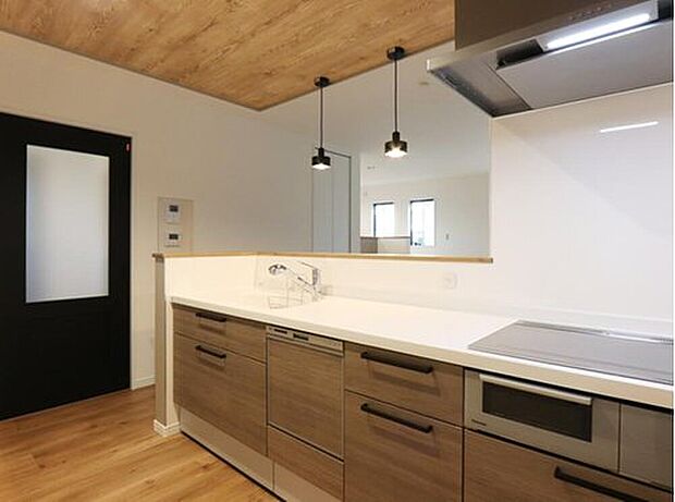 【<日立ハウステック> システムキッチン マルーレ】食器洗い乾燥機が標準仕様のシステムキッチン。
便利な浄水器一体型水栓です。
(画像はイメージです)