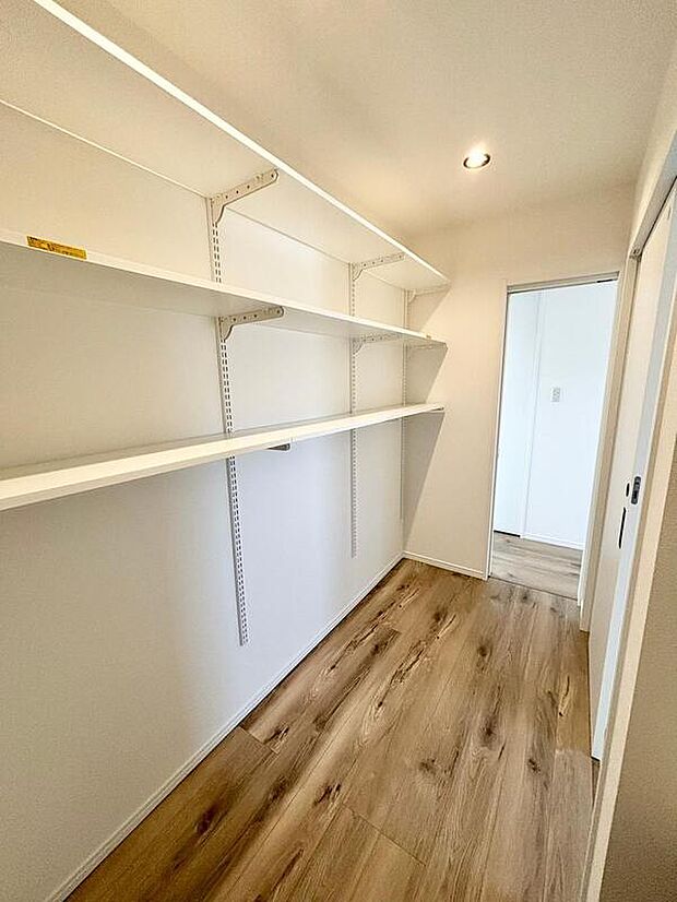 【収納】◆家族で使えるファミリークローゼット!
洋服やバッグなどたくさん収納いただけます!(1号棟)