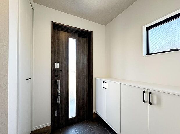 【リビング以外の居室】◆白を基調とした明るい玄関!
収納力のあるスペースになっております♪(1号棟)