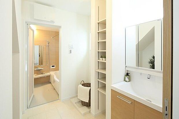 【<ハウステック>ココッシュ】ミラーの裏に収納ができ、トレーの高さも変えられるので便利です。水たまりができない「すきっと水栓」など、お手入れが楽な工夫のある洗面化粧台です。
(画像はイメージです)