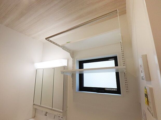 【◇ 洗面収納】ハンガーが掛けられる可動式の棚♪
タオルなどスッキリ収納する事ができます♪