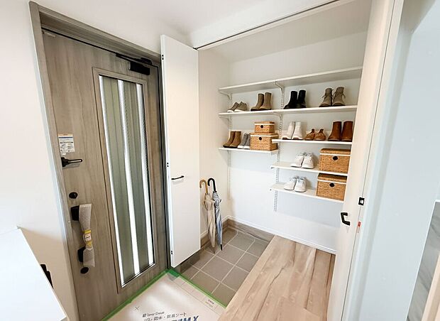 【◇ 玄関】趣味の道具やベビーカー、部活の道具などたくさんしまえるSIC
※家具はイメージです。物件に家具は配置しておりません。