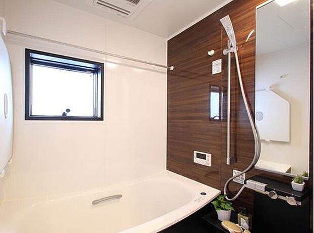 【<LIXIL> システムバスルームAX】ドア下の換気口やパッキンなどをなくし、お掃除がラクラクに♪高断熱浴槽で暖かさが続く浴槽です!
(画像はイメージです)