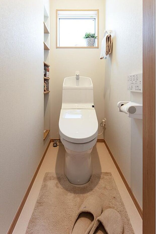 【<LIXIL>べーシアシャワートイレ】つぎ目のないキレイ便座や、汚れがツルンと落ちるアクアセラミックなどお掃除ラクラクなトイレ。1階・2階とも快適に使えるウォシュレットです。
(画像はイメージです)