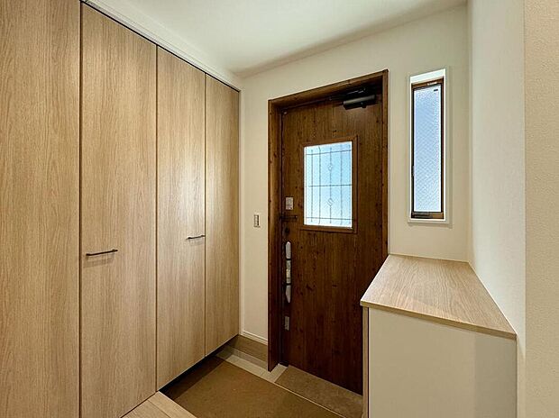 【玄関】◆玄関には、ベニーカーや趣味の道具をしまっておけるSIC付き!(7号棟)