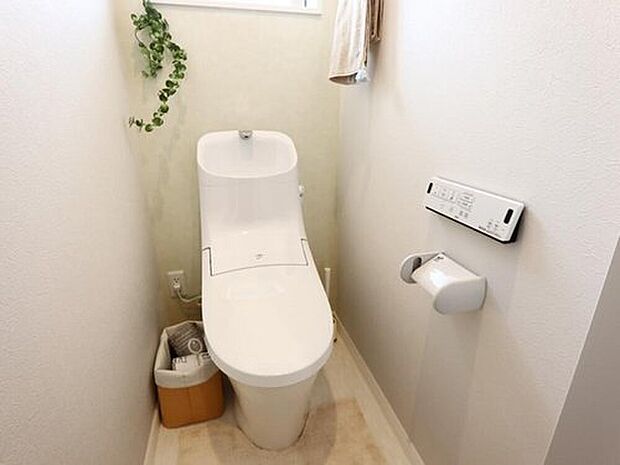 【<LIXIL>べーシアシャワートイレ【フチレス】】つぎ目のないキレイ便座や、汚れがツルンと落ちるアクアセラミックなどお掃除ラクラクなトイレ。1階・2階とも快適に使えるウォシュレットです。
(画像はイメージです)