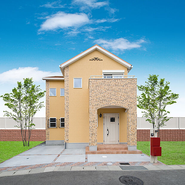 【フレンチモダン】
可愛らしいイエローカラーの外観、お客様のお好みに応じてデザイン決定可能です。（当社施工例）