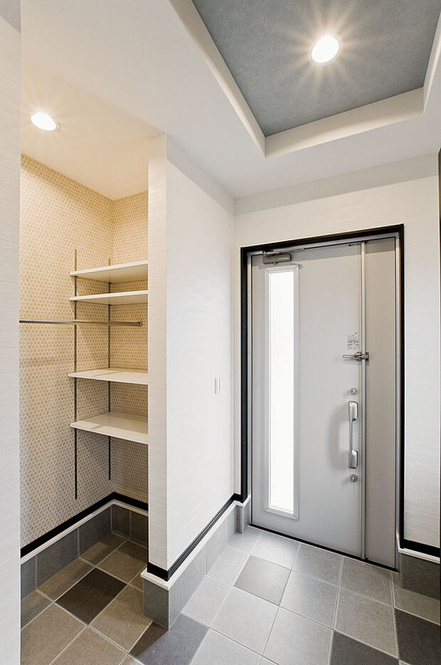 【建物プラン例(内観写真)】たくさんの靴をお持ちのご家族でも安心のシューズクローゼットスペース、ショップの用に、お気に入りの靴は箱のまま綺麗に保管できます。