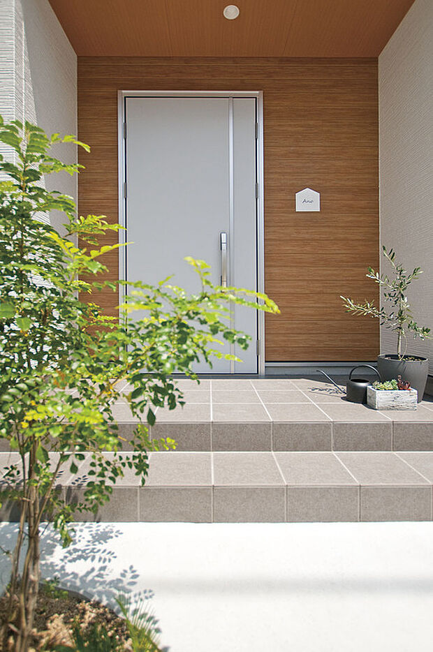 【玄関写真】玄関は木目調の外壁を採用することで、暖かな雰囲気を演出してくれます。