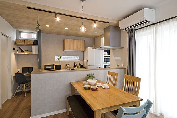 【キッチン内装写真】対面キッチンは作業をしながらお子様の様子や、家族とのコミュニケーションもとりやすい今や定番の形です。憧れのマイホームだからこそ失敗したくない、そんな方におすすめです。