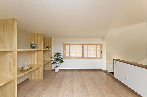 【オープンロフト空間】ロフトスペースは天井も低く、隠れ家のようなワクワク感があります。趣味の漫画本を置いて、ゆっくり読書・・・たまには良いですよね！！（当社施工例）