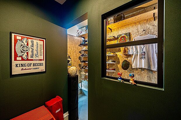 【【シューズクローゼット】】◆【まるで海外!?】玄関に入ると景色が一変、海外へタイムスリップしたかのようなご主人拘りのシューズクロークが!!壁紙、小物全体がばっちりコーディネートされています。(当社施工例)