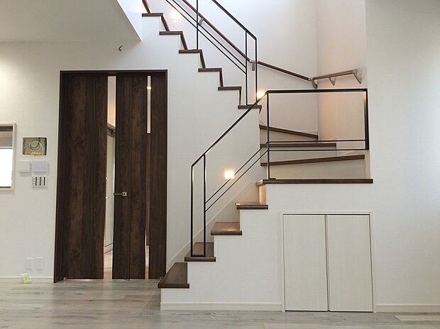 【MADE IN ミヤマの豊富な施工実績♪】上部吹き抜けの開放感のあるリビング階段は階段の上り下りの圧迫感がありません。