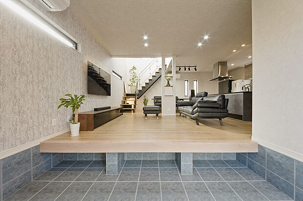 【リビング空間から直結のフリースペース】リビングからのタイルスペースは、外部と繋がっており、趣味のマリンスポーツ等の搬入等、大活躍の空間です。(当社施工例)