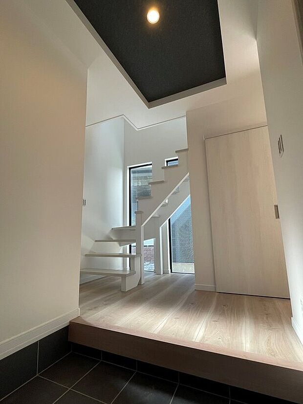 【【ストリップ階段】】ストリップ階段がアクセントの広々玄関スペース。階段奥には採光が差し込む窓を配置し明るいホールスペースとなっております。（当社施工例）