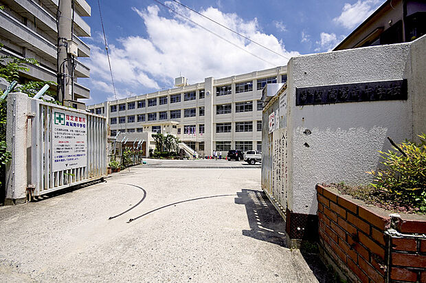 高鷲南中学校（約1,300m）