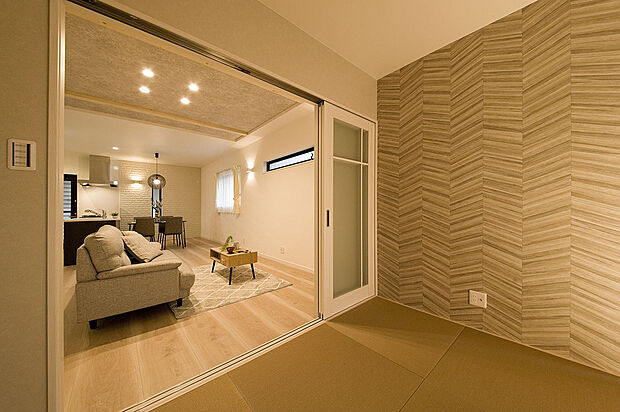 【【ジャパンモダン】】半帖畳がお洒落な４．５帖の和室です。リビング続きの和室ですので、引き戸を開けていれば畳コーナーとしての使い方も可能です。昔ながらのザ・和室ではなく、モダンな和室もお家とマッチしています。（当社施工例）