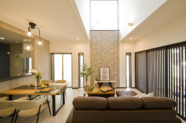 【【吹き抜けのあるリビング】】リビング上部には吹き抜けが有り明るい光が差し込みます。(当社施工例)