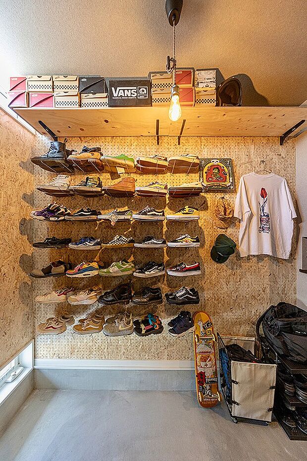 【【シューズクローク】】◆【シューズクローク】東海岸スタイルの玄関シューズクロークはまるで会議のショップさながらの雰囲気にご主人拘りのスニーカーが販売されているかのように見えます。(当社施工例)