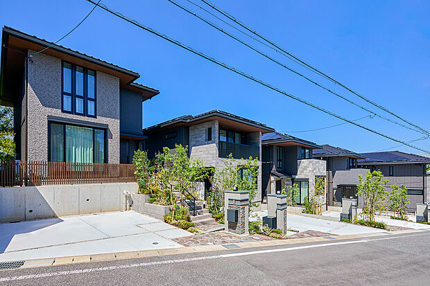 【蒼穹の丘（そうきゅうのおか） 東岡崎】
誇り高き丘に、品格の美学。
歴史と未来が交差するこの街で、家族の未来を。