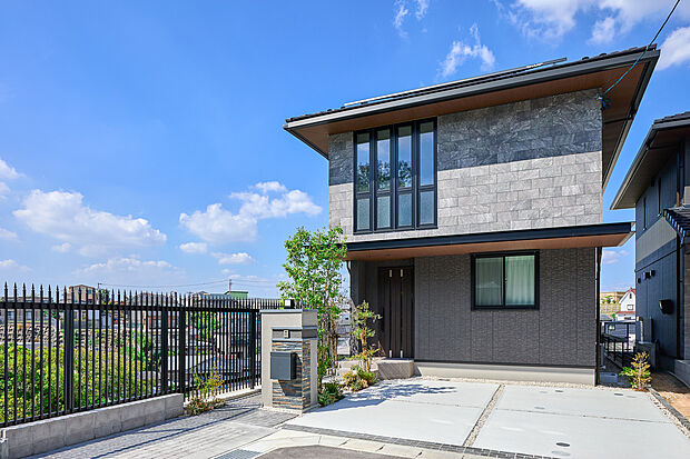 【蒼穹の丘（そうきゅうのおか） 東岡崎】
全邸ZEH仕様。トヨタホームの街づくり邸宅分譲[全12邸]
この丘にふさわしい、品格と洗練をまとった街並みへ。
E号棟