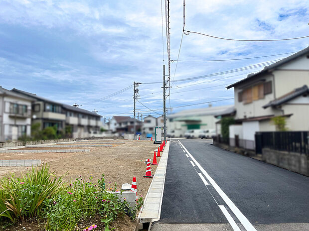 前面道路は一方通行で車通りが少なく、駐車が苦手な方も安心して停められます。現地(2026年9月)撮影。