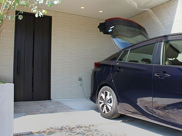 【クルマde給電 】トヨタホームのレジリエンス住宅は、災害で停電した時でも、クルマから家へ給電ができる。 様々な災害から、どんな時も、ご家族をしっかり守ります。（参考写真）