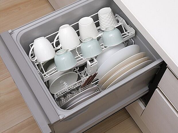 【ビルトイン食洗器】ビルトインタイプの食器洗浄乾燥機を標準で装備。家事の時間を軽減し、「ゆとり時間」が生まれます。また手洗いに比べて使用水量はごくわずか。環境にもやさしく、清潔に。（参考写真） 