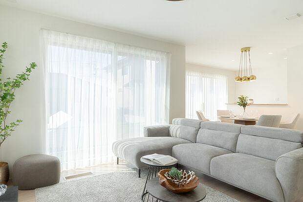 【【LIFE PARK 豊田高町ヒルズ・No.17号棟】】自然の光があふれる広々とした空間です。