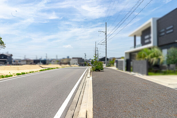【前面道路】歩道も多く整備され、歩車分離を促進しています。