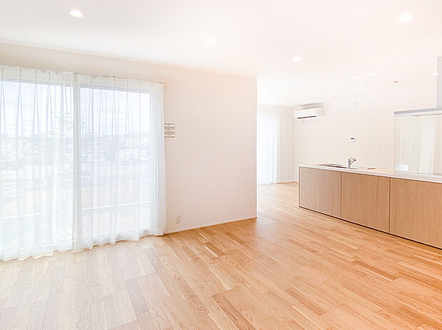 【NO.3内観】19帖のLDK。玄関から広々とした空間が目に入り、落ち着いた空間が広がります。