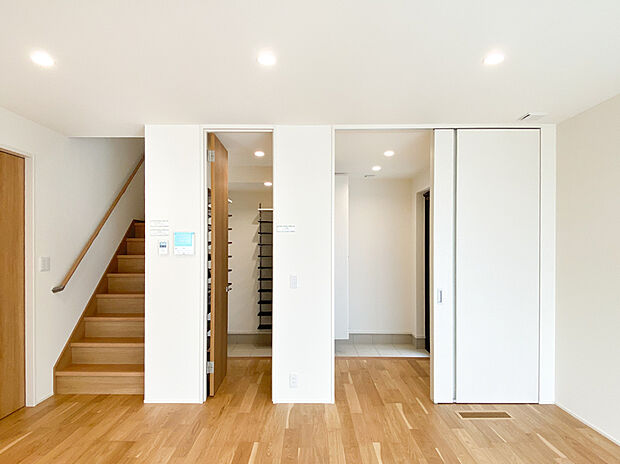 【NO.3内観】2way玄関で、いつでもキレイな玄関を保てます。玄関に収納が十分に揃っているので、ベビーカーなども収納できて便利!