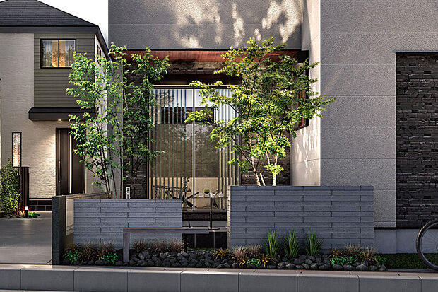 【シンボルツリーの緑が瑞々しい庭】
植栽の緑、素朴な石がナチュラルな風景を描きます。外構部分に設置されたモニュメントが目を惹くデザイン性の高い庭です。※号棟により採用状況が異なります。